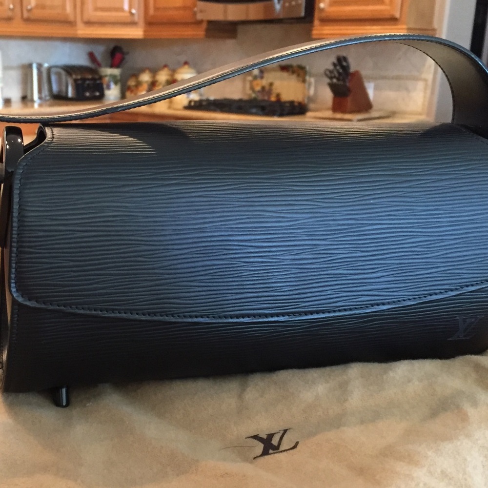Authentic LOUIS VUITTON purse.